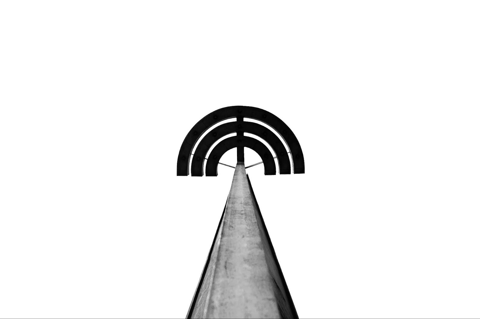 Artistic structure resembling a broadcast signal, symbolizing the reach and connectivity of a strong digital marketing campaign.